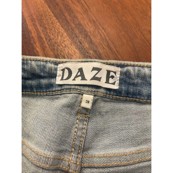 Daze Women's Light Wash Button Fly Straight Leg Whiskering Ripped Jeans Size 28 - Picture 8 of 11